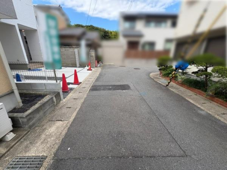 s{ss操R^ܘY̐VzˌĂ̑OʓH܂ތnʐ^