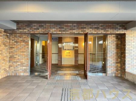 ���s�{���s�s���㒹�H���c�� 4�̒��Ã}���V�����̃G���g�����X