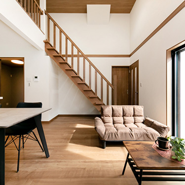 開放的な吹き抜けのリビング